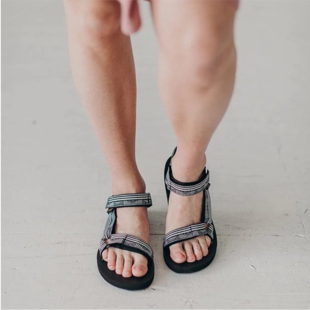 Black and White Tevas Original Universal Sandal Sz-6